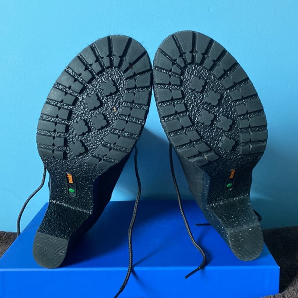 Women’s Black Suede Timberland Heels - Picture 6 of 6